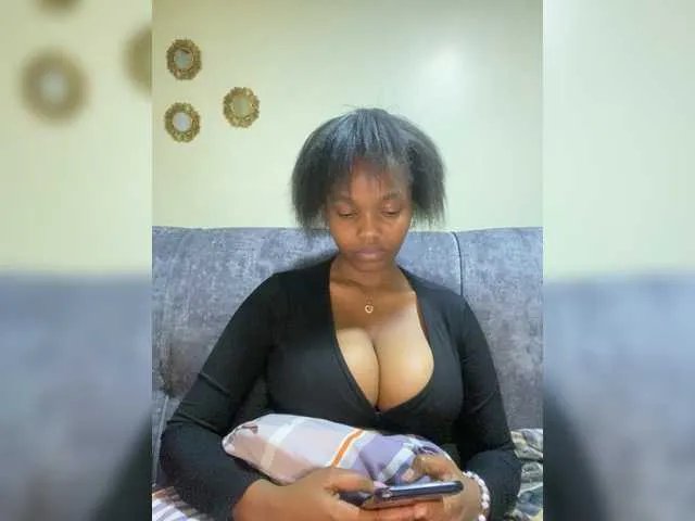 Curvy-maxy9 from BongaCams