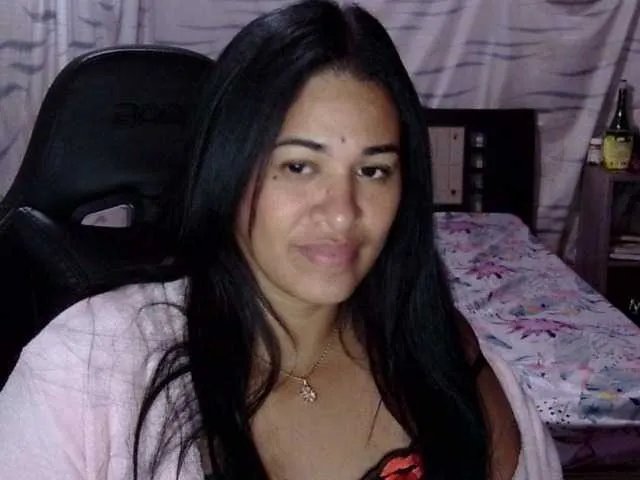 Letty33 from BongaCams
