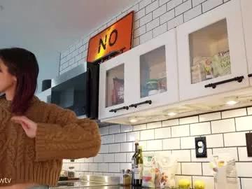 As a specialised stripper, lizmreow knows how to satisfy her fans with irresistible live broadcasts. She likes to take off her cute outfits and get au naturel before cumming on video, Lizmreow from Chaturbate