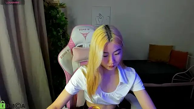 Aisi_18 from StripChat