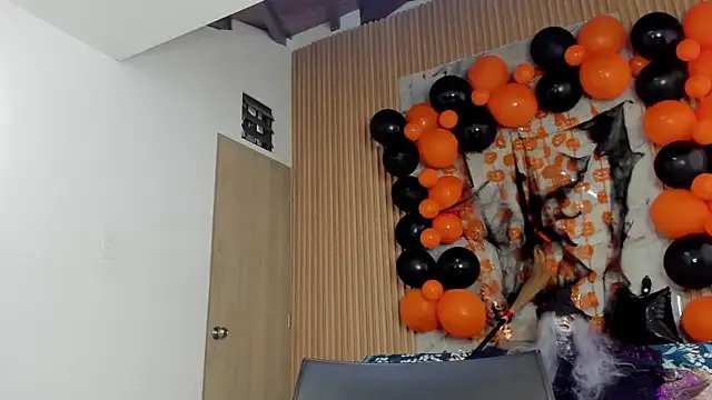  Any_topless chat room