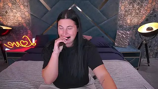 ArianaDarkk from StripChat