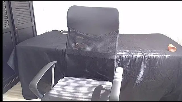 avis_lara from StripChat