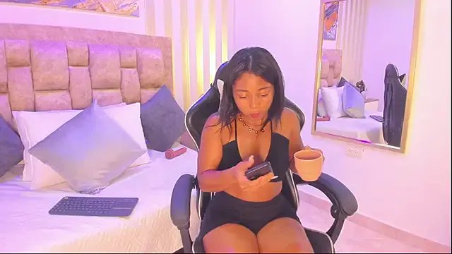 avis_lara from StripChat