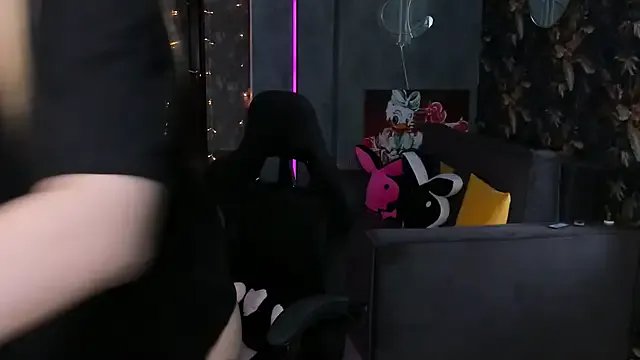 Blckmirrorr from StripChat