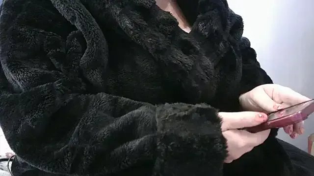 busty-bella1 from StripChat