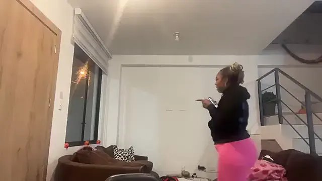 ChocolateCakeQueen from StripChat