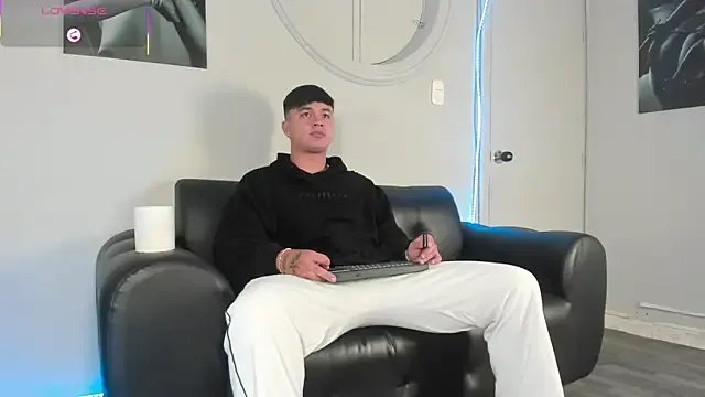  Cristopher_strong chat room