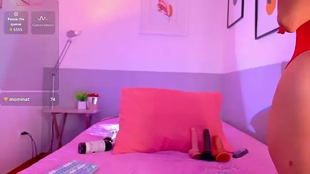 cutepetitee from StripChat