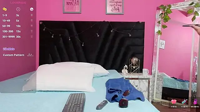 cutepetitee from StripChat