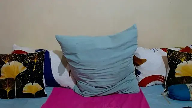 DiamondLuv29 from StripChat