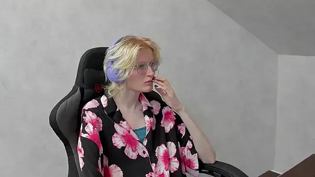 ElizabethHarpper from StripChat