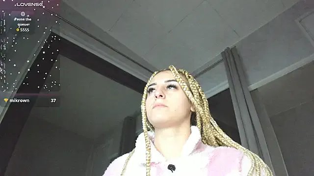 Ella_Vee from StripChat