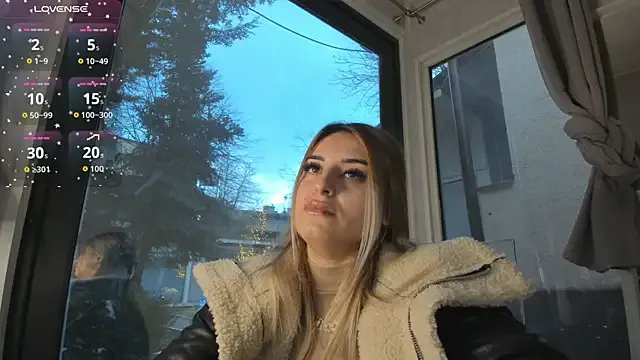 Ella_Vee from StripChat