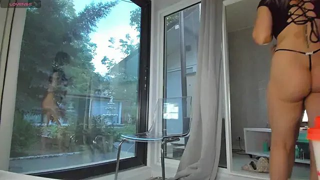 Ella_Vee from StripChat