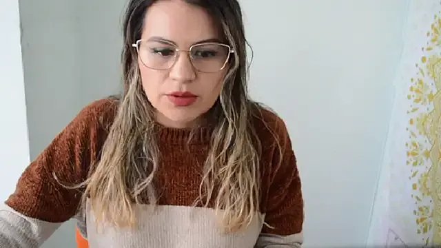 elyra_fox01 from StripChat