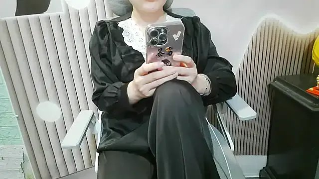 Emachiii from StripChat