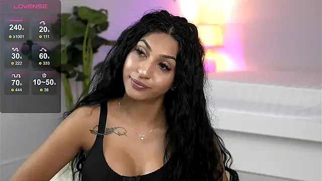 EmaHallee from StripChat