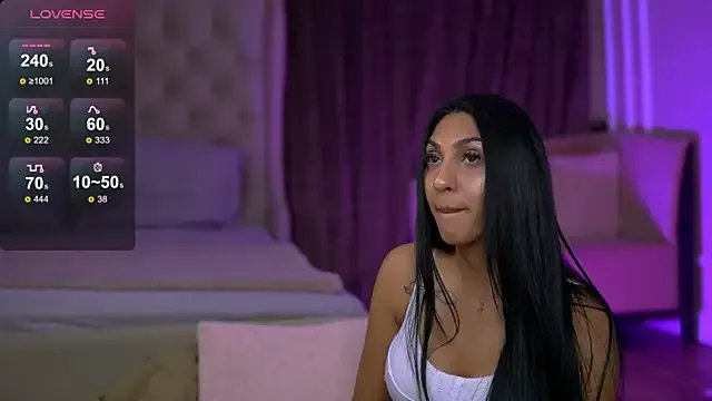 EmaHallee from StripChat