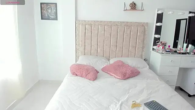 EmiilyEvans_ from StripChat