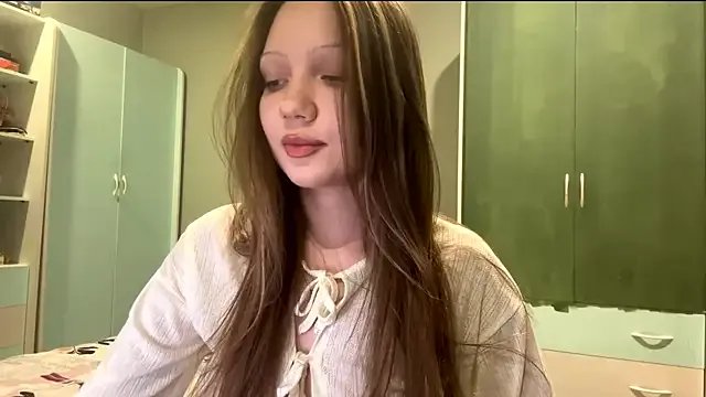 EmiIyKitty from StripChat