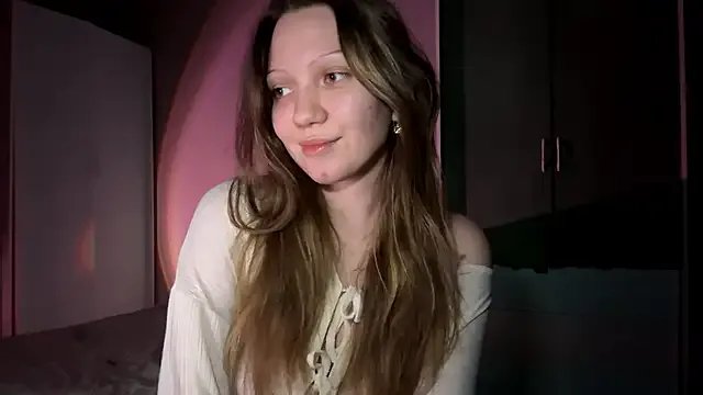 EmiIyKitty from StripChat