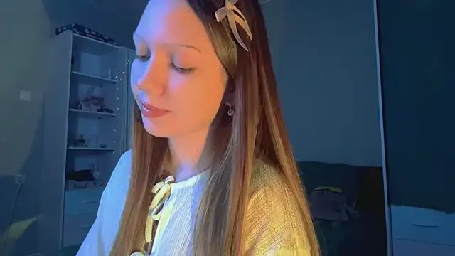 EmiIyKitty from StripChat