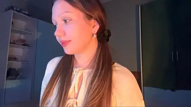 EmiIyKitty from StripChat