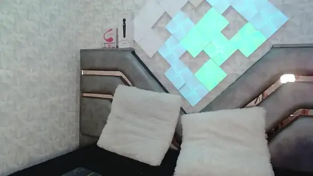 EmilyQueen3x from StripChat