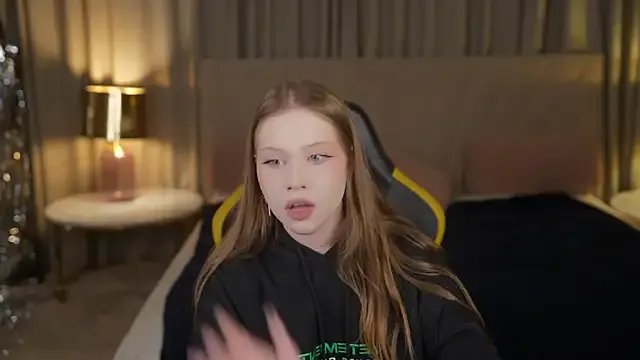 Esmie_Smile from StripChat