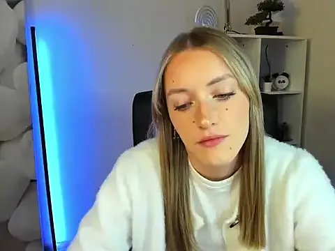 EvelynBlond from StripChat