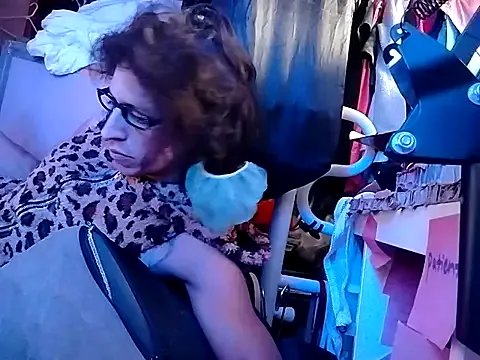 gurlnips from StripChat