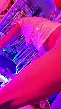 gurlnips from StripChat