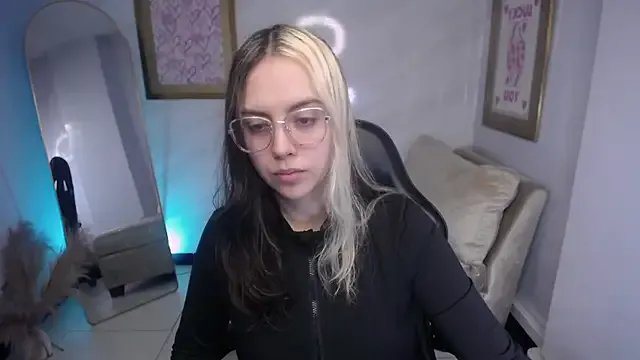 Hela_v from StripChat