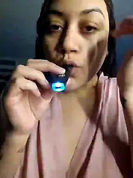 honeeyyy_pot from StripChat