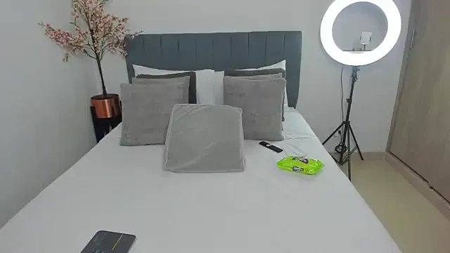 im_sarah34 from StripChat