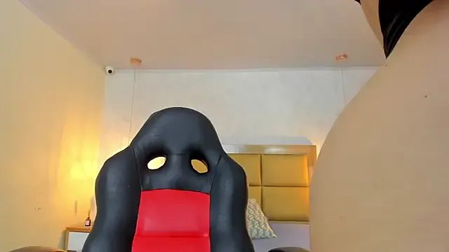 LARSONMIA from StripChat