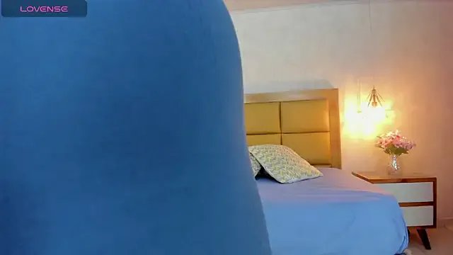 LARSONMIA from StripChat