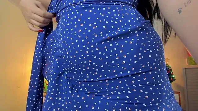 LARSONMIA from StripChat