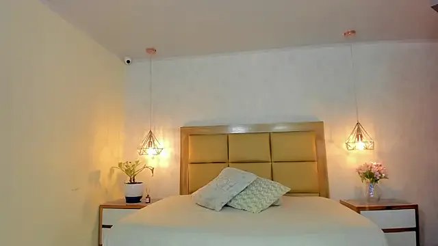 LARSONMIA from StripChat