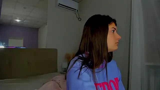 Laura_Leee from StripChat