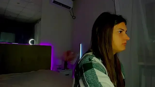 Laura_Leee from StripChat