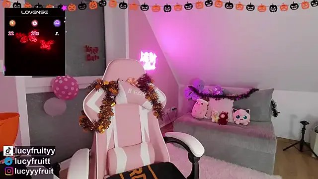 Livewithlucy from StripChat