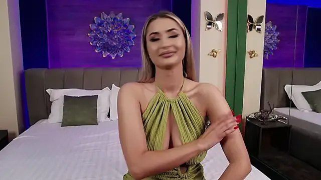 LoraDevine from StripChat