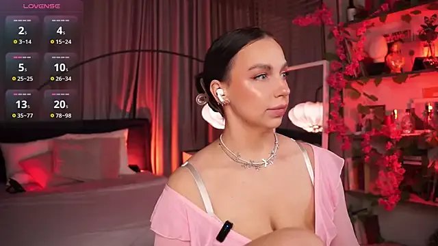 LunaNight from StripChat