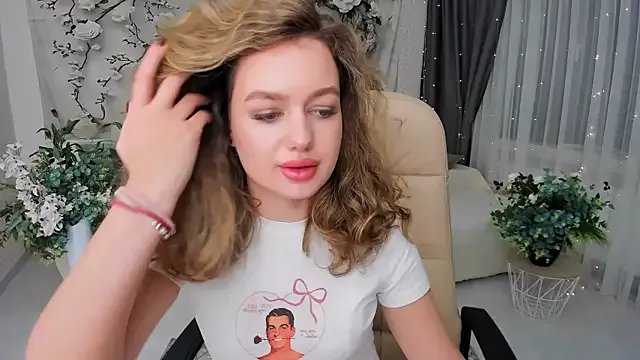 MiracleCurly from StripChat