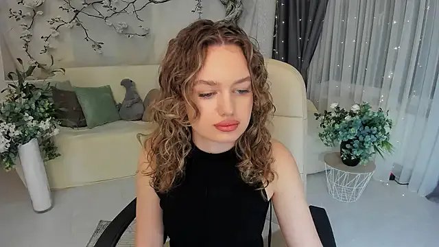 MiracleCurly from StripChat