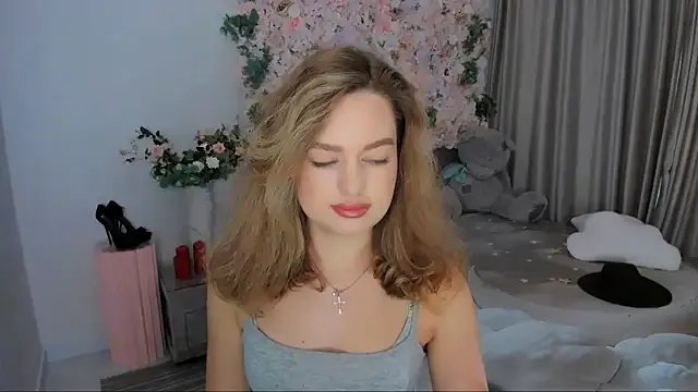 MiracleCurly from StripChat