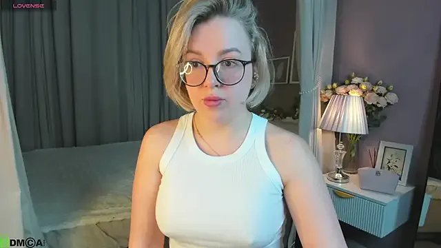 Nikki_Kai from StripChat