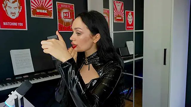 QueenAliss from StripChat